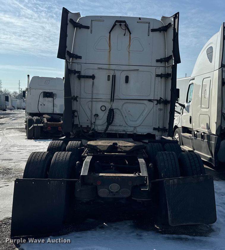 image for item YA1674 2018 Freightliner Cascadia semi truck