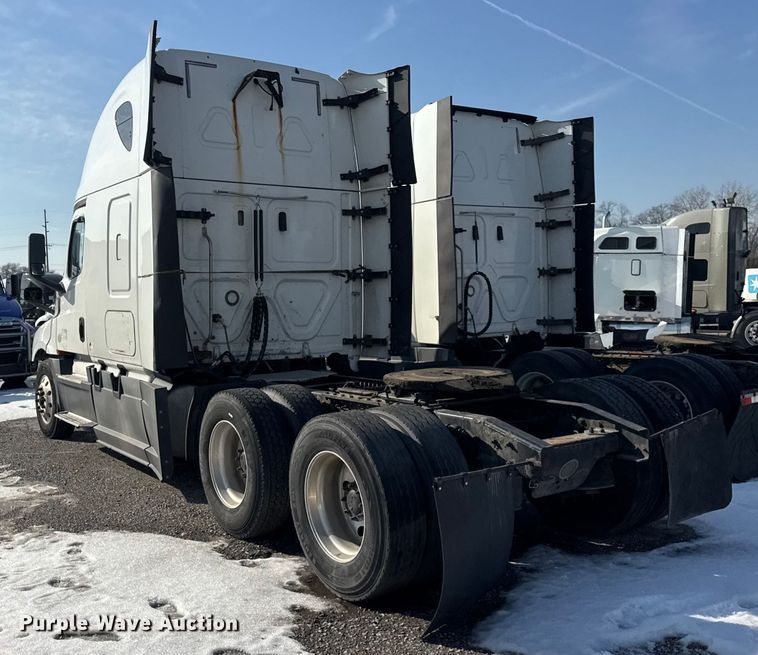 image for item YA1674 2018 Freightliner Cascadia semi truck