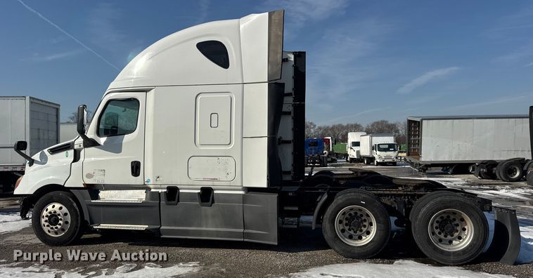 image for item YA1674 2018 Freightliner Cascadia semi truck