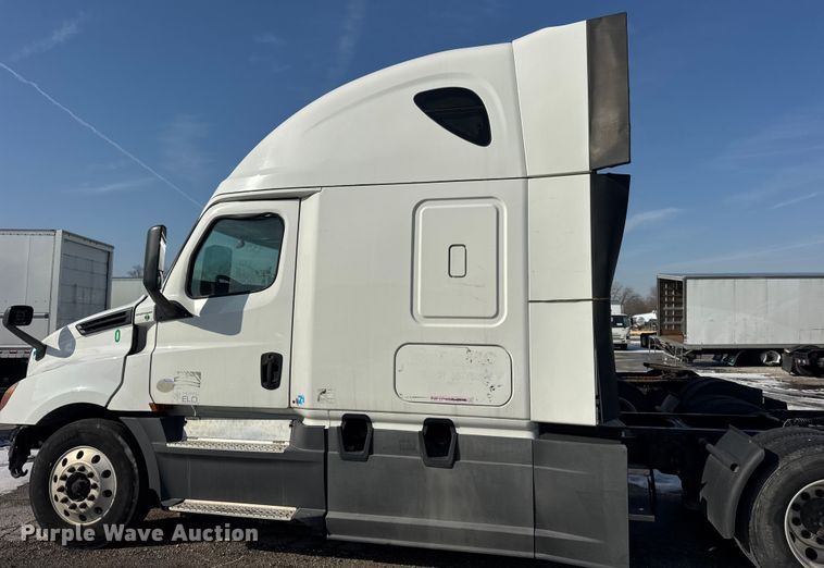 image for item YA1674 2018 Freightliner Cascadia semi truck