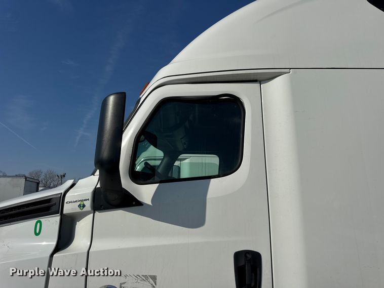image for item YA1674 2018 Freightliner Cascadia semi truck
