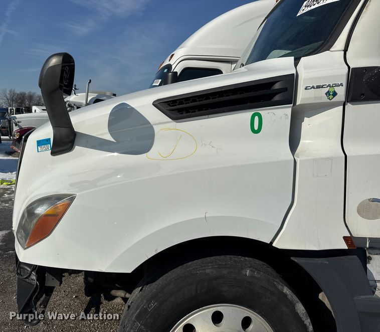 image for item YA1674 2018 Freightliner Cascadia semi truck