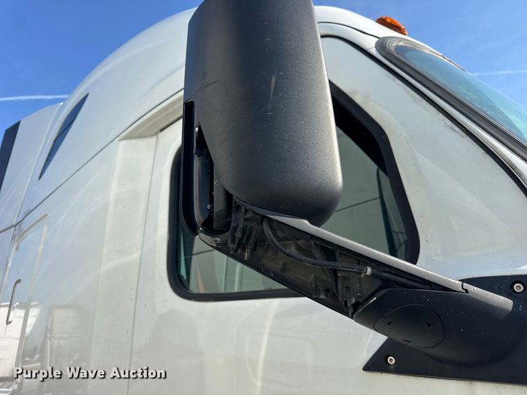 image for item YA1674 2018 Freightliner Cascadia semi truck