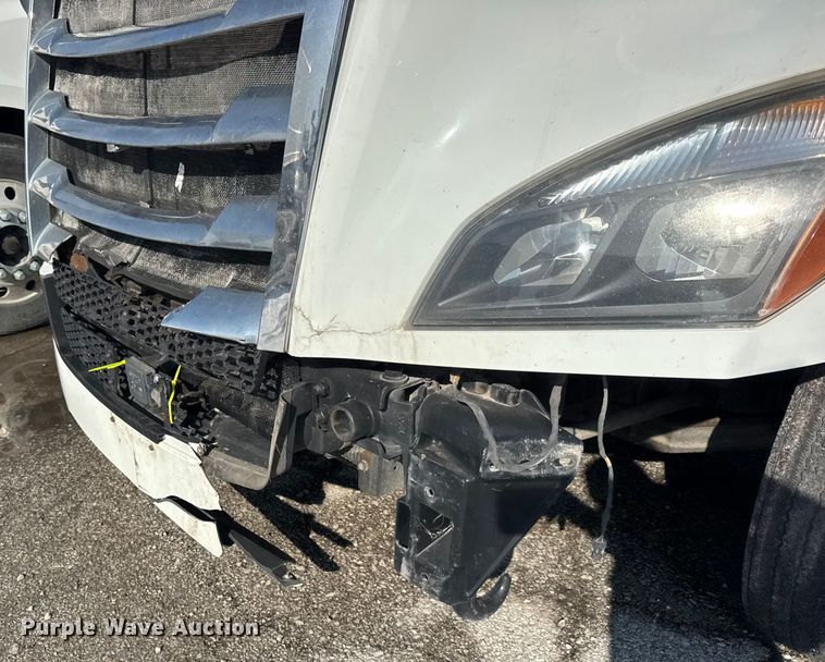 image for item YA1674 2018 Freightliner Cascadia semi truck