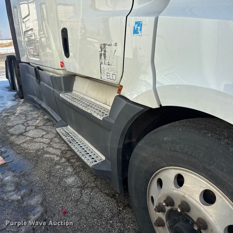 image for item YA1674 2018 Freightliner Cascadia semi truck