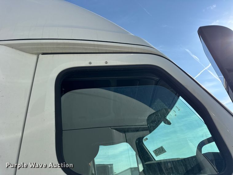 image for item YA1674 2018 Freightliner Cascadia semi truck