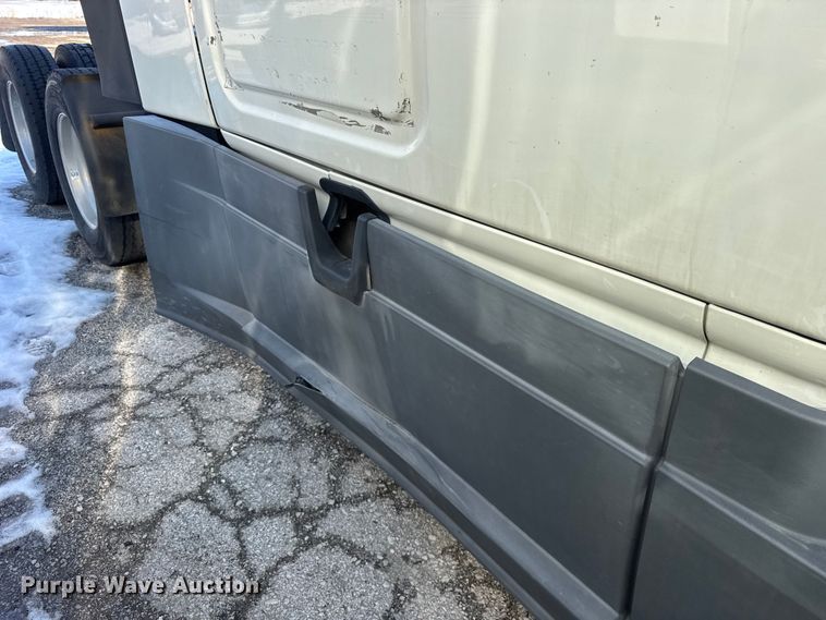 image for item YA1674 2018 Freightliner Cascadia semi truck