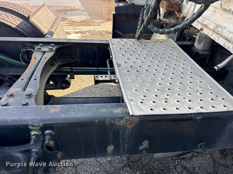 image for item YA1674 2018 Freightliner Cascadia semi truck