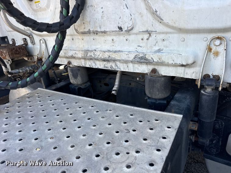 image for item YA1674 2018 Freightliner Cascadia semi truck