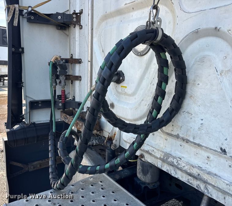 image for item YA1674 2018 Freightliner Cascadia semi truck