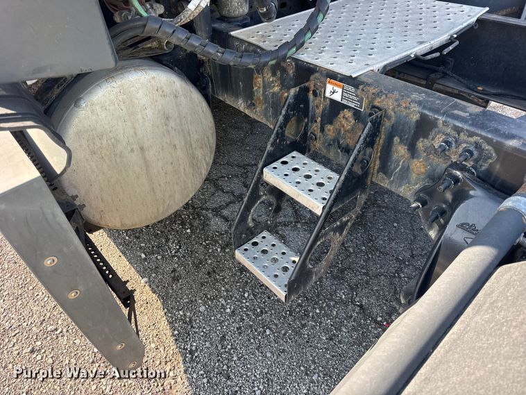 image for item YA1674 2018 Freightliner Cascadia semi truck