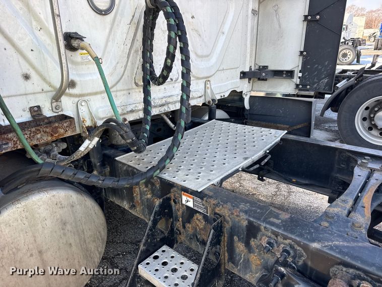 image for item YA1674 2018 Freightliner Cascadia semi truck