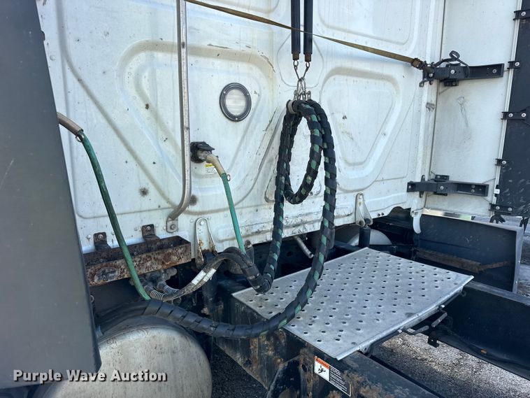 image for item YA1674 2018 Freightliner Cascadia semi truck