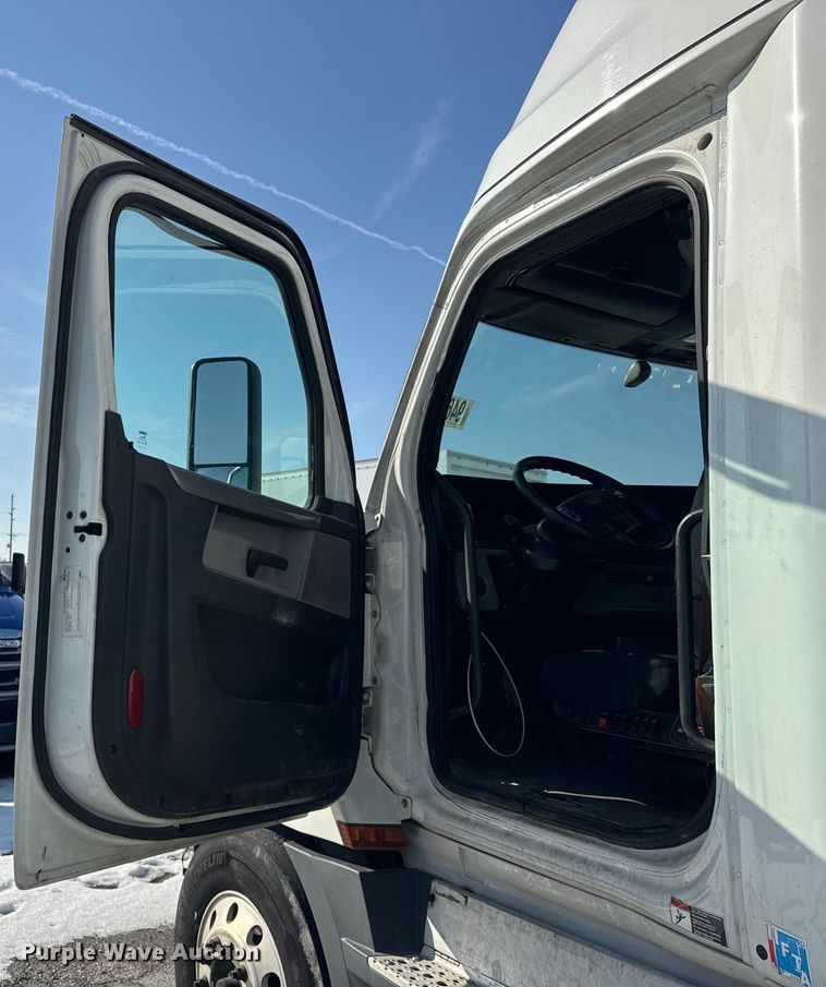 image for item YA1674 2018 Freightliner Cascadia semi truck