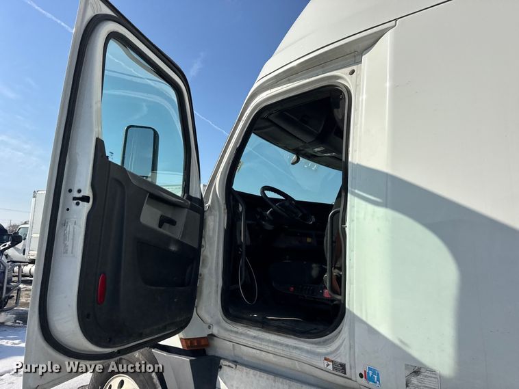 image for item YA1674 2018 Freightliner Cascadia semi truck