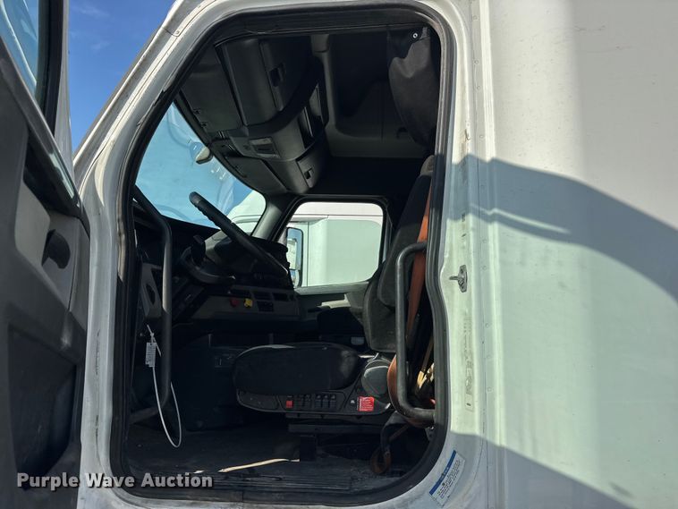 image for item YA1674 2018 Freightliner Cascadia semi truck