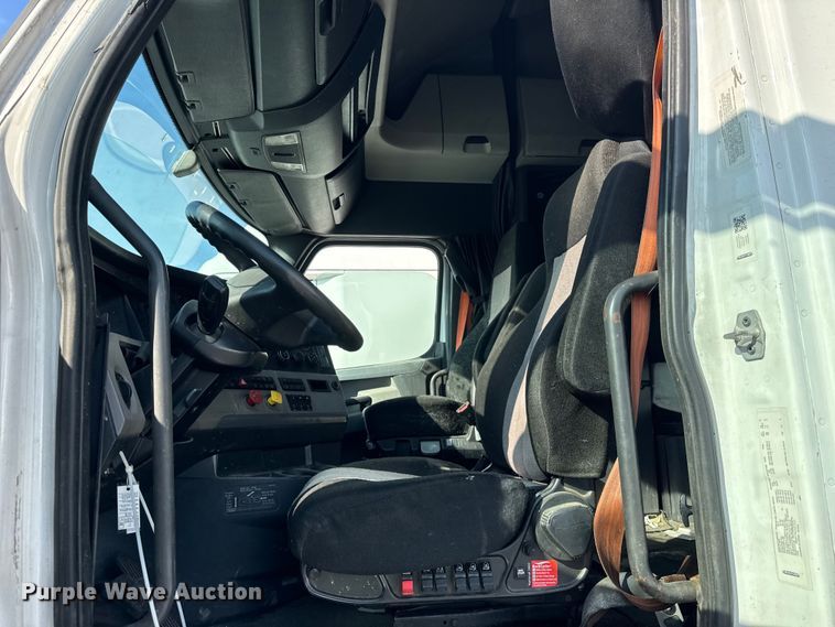 image for item YA1674 2018 Freightliner Cascadia semi truck