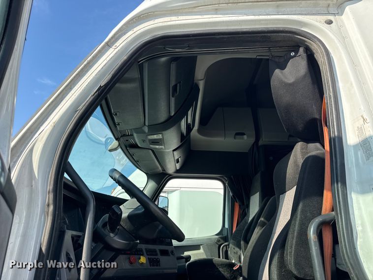 image for item YA1674 2018 Freightliner Cascadia semi truck