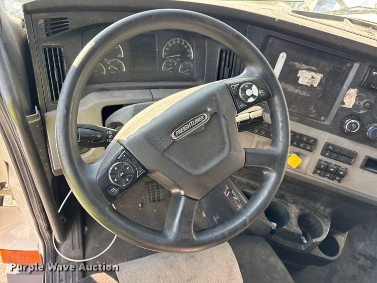 image for item YA1674 2018 Freightliner Cascadia semi truck