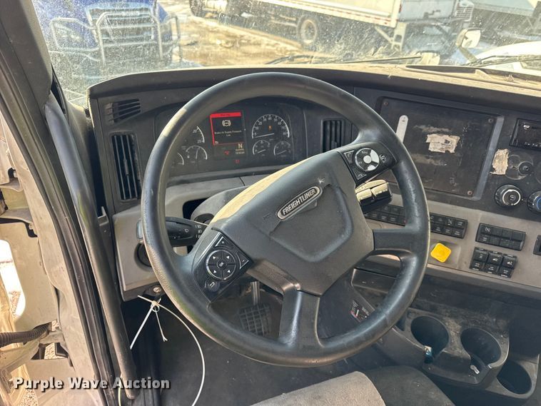 image for item YA1674 2018 Freightliner Cascadia semi truck