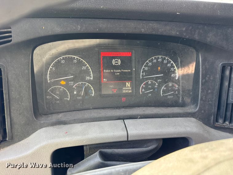 image for item YA1674 2018 Freightliner Cascadia semi truck