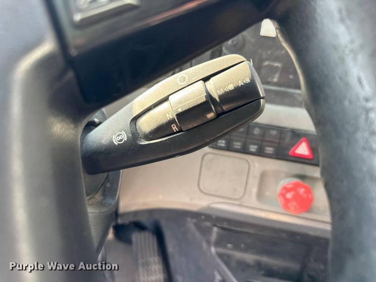 image for item YA1674 2018 Freightliner Cascadia semi truck