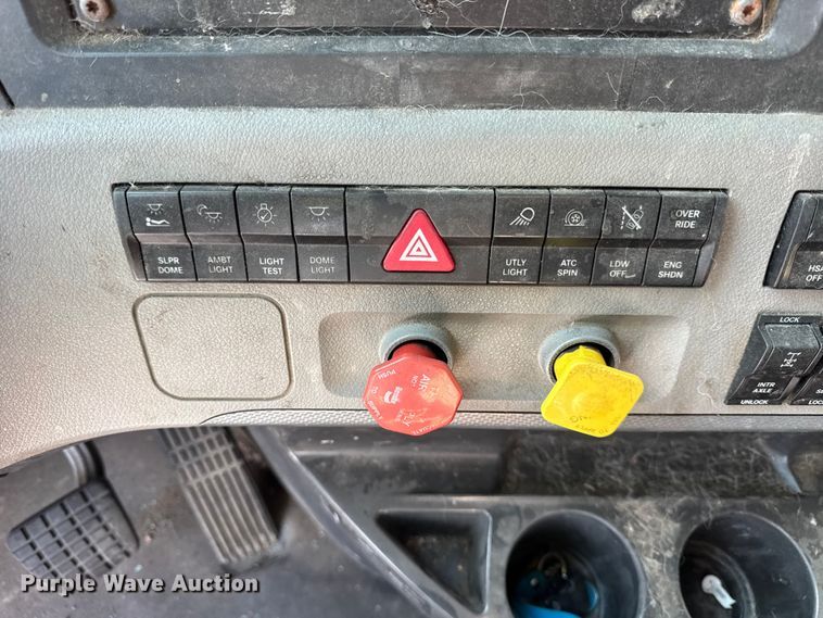 image for item YA1674 2018 Freightliner Cascadia semi truck