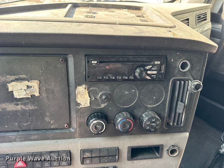 image for item YA1674 2018 Freightliner Cascadia semi truck