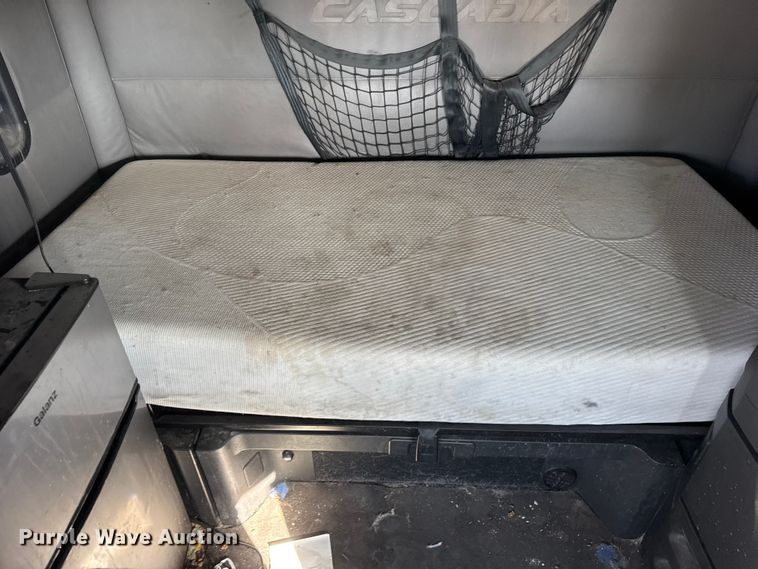 image for item YA1674 2018 Freightliner Cascadia semi truck