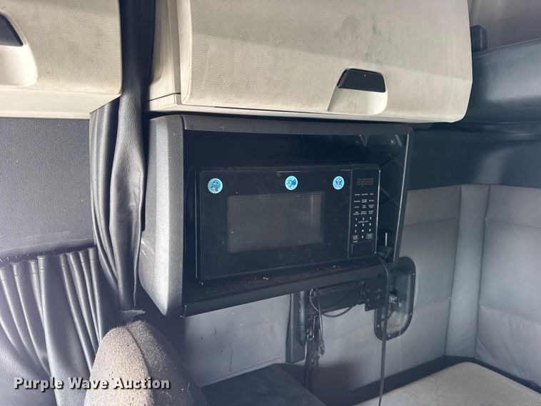 image for item YA1674 2018 Freightliner Cascadia semi truck