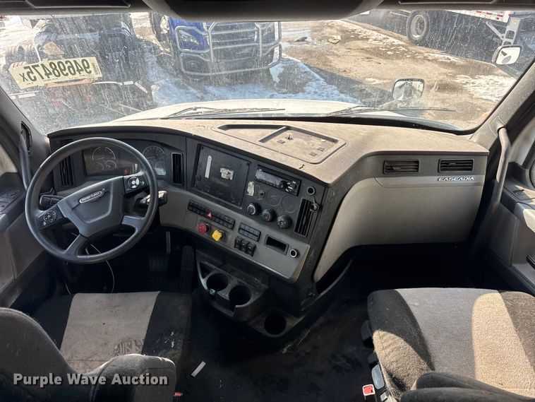 image for item YA1674 2018 Freightliner Cascadia semi truck