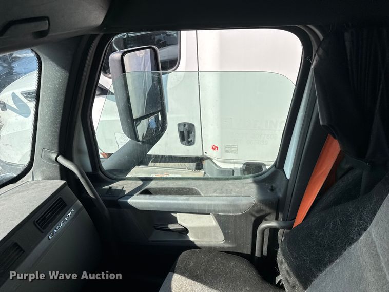 image for item YA1674 2018 Freightliner Cascadia semi truck