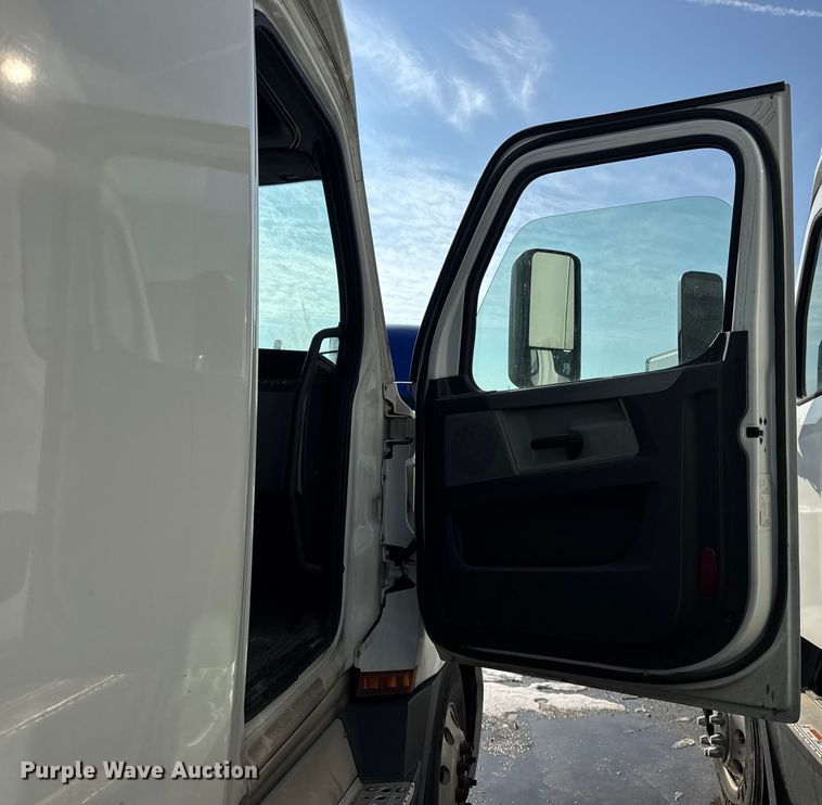 image for item YA1674 2018 Freightliner Cascadia semi truck