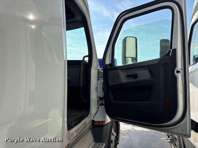 image for item YA1674 2018 Freightliner Cascadia semi truck