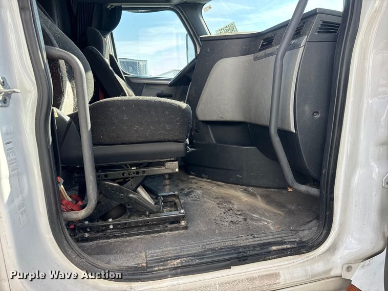 image for item YA1674 2018 Freightliner Cascadia semi truck