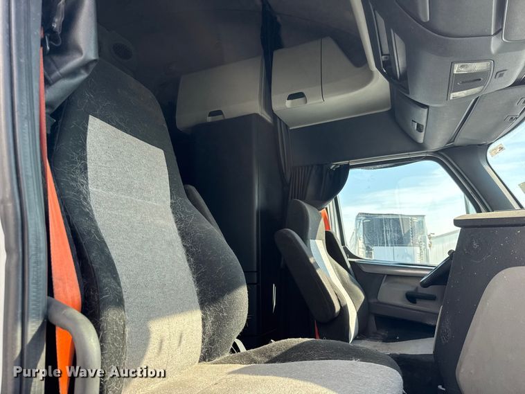 image for item YA1674 2018 Freightliner Cascadia semi truck