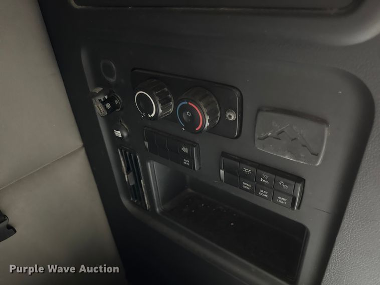 image for item YA1674 2018 Freightliner Cascadia semi truck