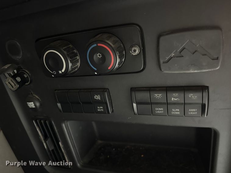 image for item YA1674 2018 Freightliner Cascadia semi truck