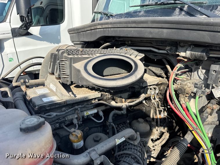 image for item YA1674 2018 Freightliner Cascadia semi truck