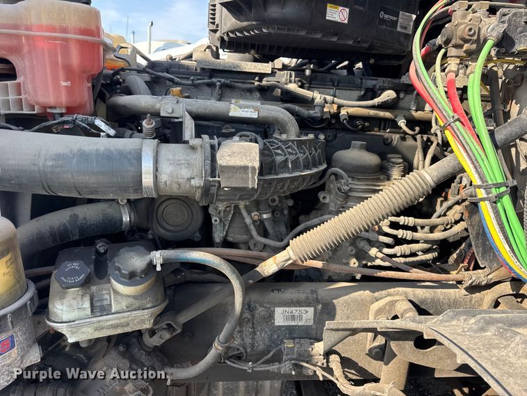 image for item YA1674 2018 Freightliner Cascadia semi truck