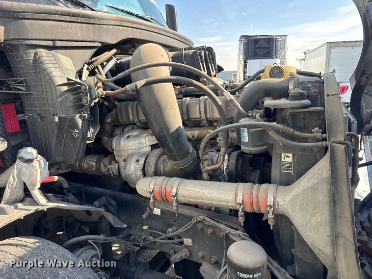 image for item YA1674 2018 Freightliner Cascadia semi truck