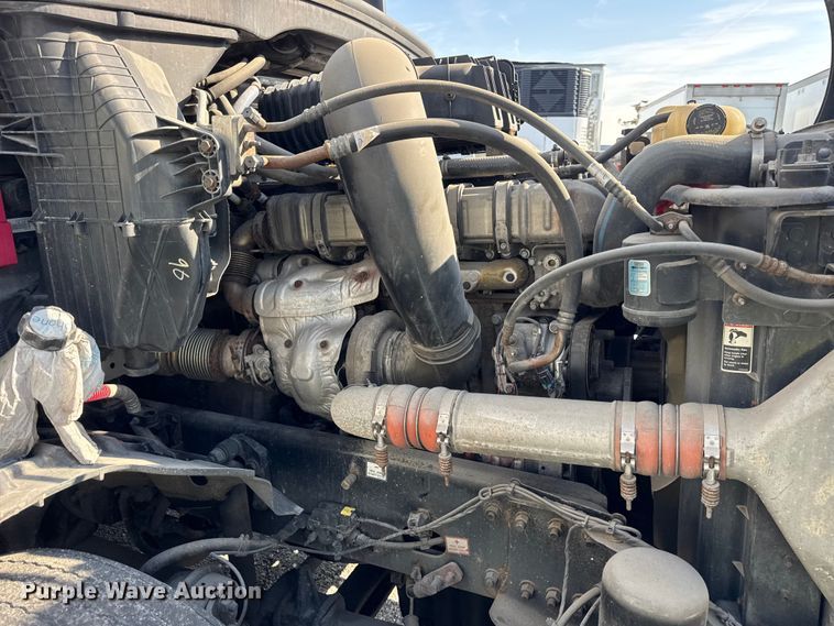 image for item YA1674 2018 Freightliner Cascadia semi truck