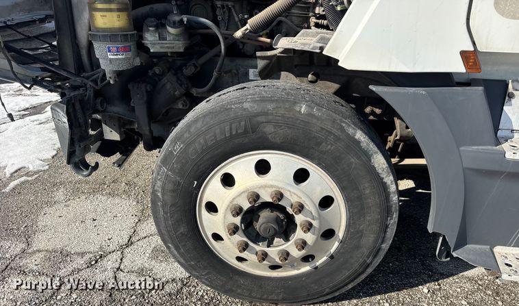 image for item YA1674 2018 Freightliner Cascadia semi truck