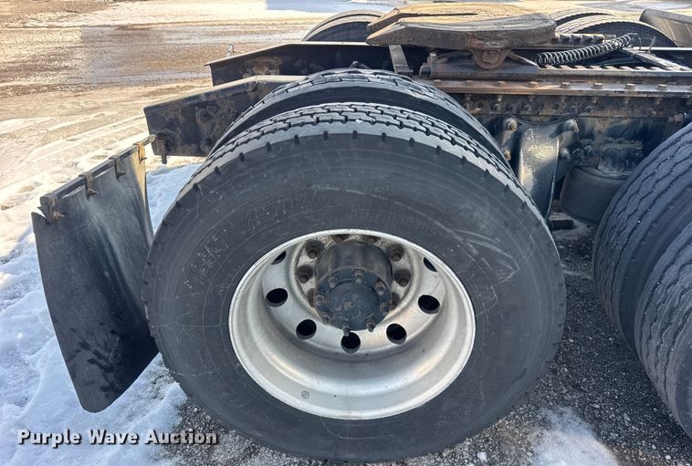 image for item YA1674 2018 Freightliner Cascadia semi truck