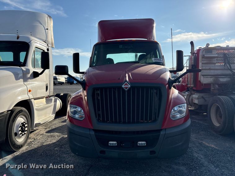 image for item YA1689 2018 International LT625 semi truck