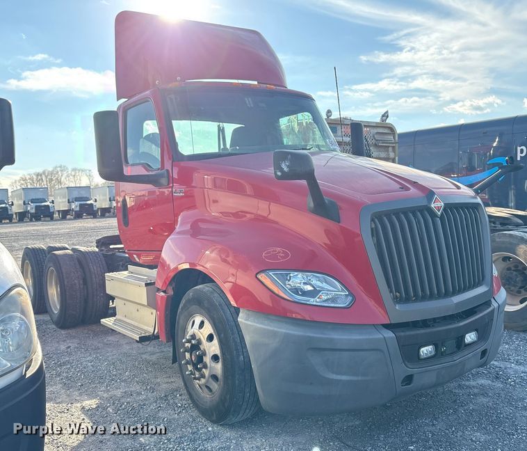image for item YA1689 2018 International LT625 semi truck
