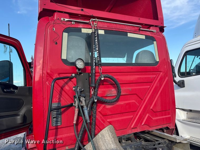 image for item YA1689 2018 International LT625 semi truck