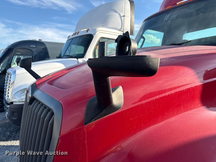 image for item YA1689 2018 International LT625 semi truck