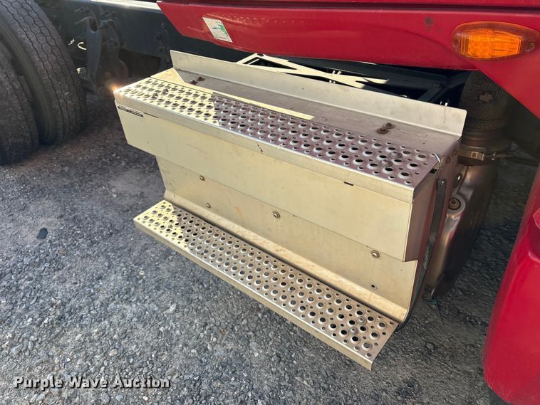 image for item YA1689 2018 International LT625 semi truck