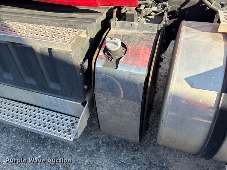 image for item YA1689 2018 International LT625 semi truck